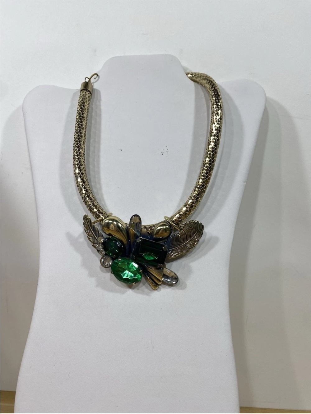 Vtg Gold Tone Mesh Collar Necklace And Green Stone Pendant Mid Century Statement